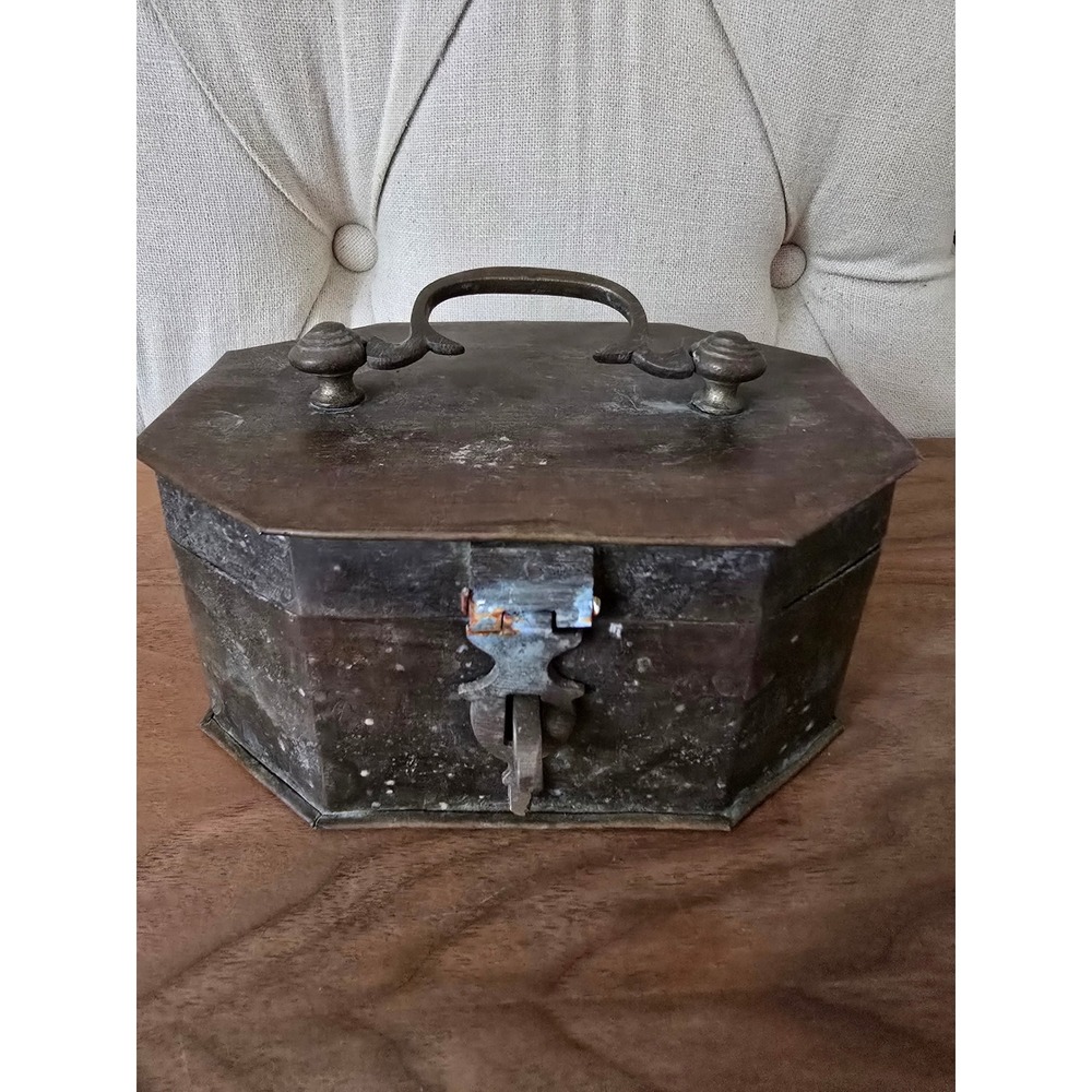 Antique brass octagonal trinket box with handle & latch - Picture 2 of 8
